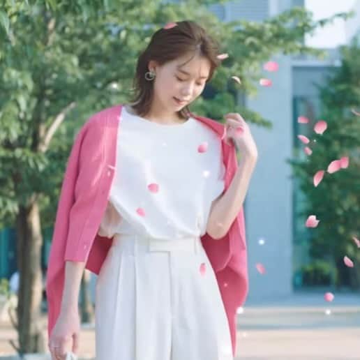 千田麻実のインスタグラム：「【お知らせ】 ⠀ P＆G「レノア　アロマジュエル」  TVCMに出演しております🧏🏻‍♀️ 是非ご覧ください🌷 ⠀ https://youtu.be/4pdyhbKwmxA ⠀」