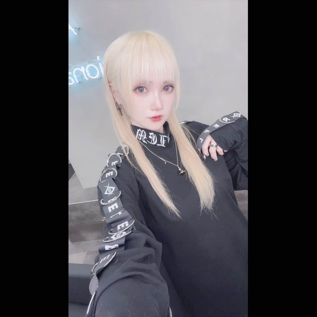 赤木クロのインスタグラム：「髪の毛綺麗にしてもらいました💫 明るいブロンド！  　#派手髪 #派手髪女子 #anime #animegirl #animejapan #animeworld #japan #japanesegirl #日本  #comic #cos #cosplay #cosplayer #cosplaygirl #cosplayers #コスプレ #コスプレイヤー  #gravure  #일본여자 #코스프레 #그라비아 #角色扮演」