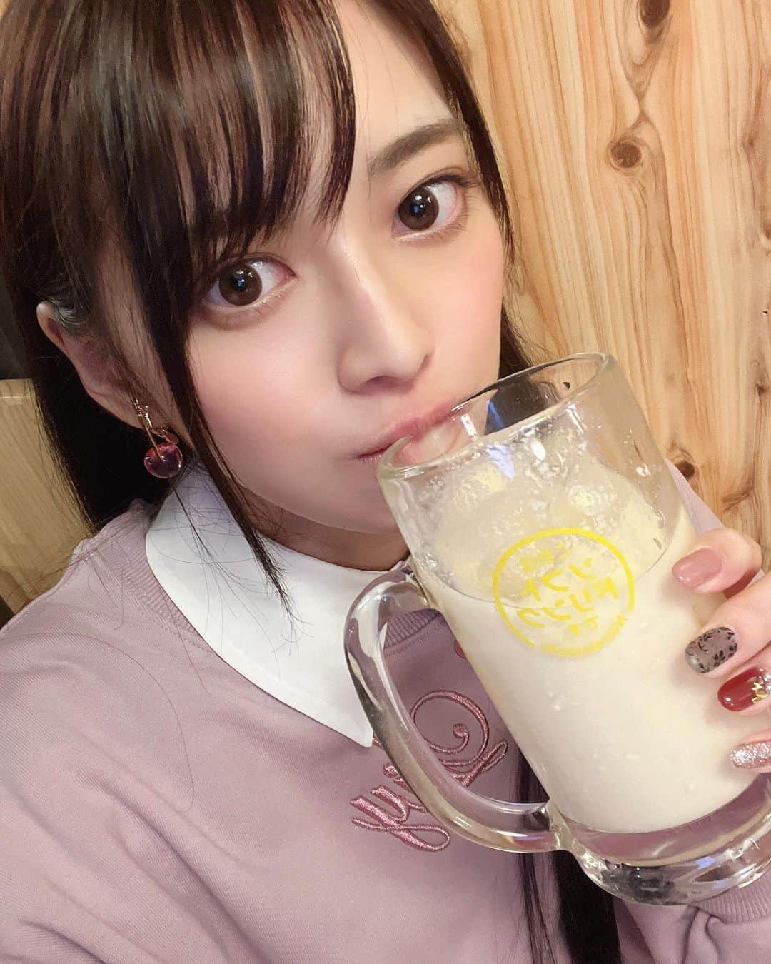 藤田いろはのインスタグラム：「鳥貴族のミックスジュースが大好きすぎて、ミックスジュース飲みに行ってるである。 毎回3.4杯飲むくらい好き🤤」