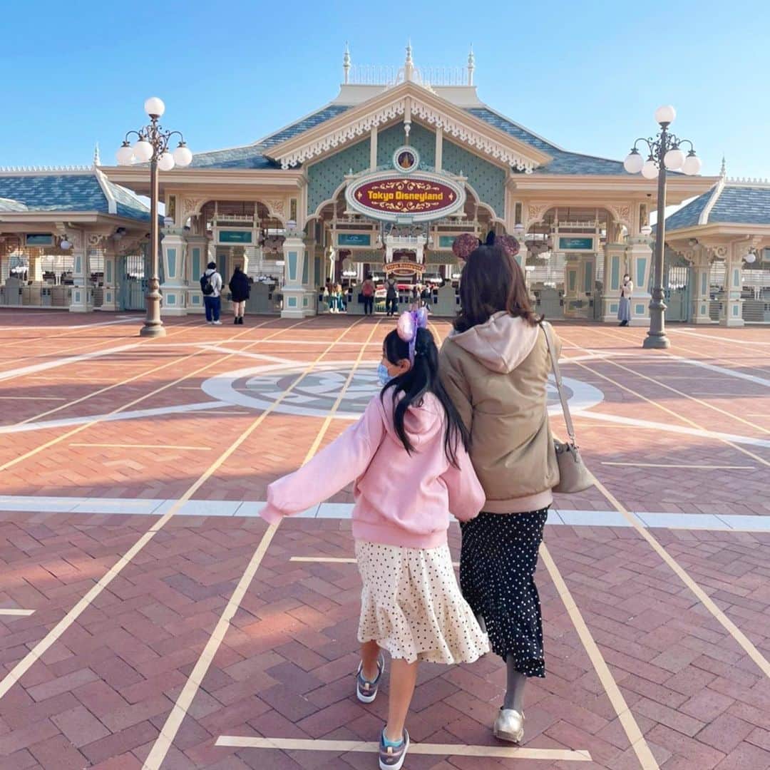 筧沙奈恵さんのインスタグラム写真 - (筧沙奈恵Instagram)「今日11月18日はミッキーミニーのお誕生日🏰おめでとうございます🤍🤍 ・ ということで、家族でディズニーランドに行ってきました！ ・ 私と娘はパーカー×ドットスカートでリンクコーデしてみました😌 ・ 比較的空いていて、14時半頃着きましたが、乗り物もたくさん乗れたしエレクトリカルパレードも見ることができたし、大満足😍 ・ ディズニーランドに足を踏み入れるだけで、幸せな気分になれる✨本当に夢の国🏰❤️ ・ 子供の頃から年パスで家族で訪れていたり、娘が2歳くらいの時も年パスで2人で通い詰めたくらいディズニー大好き！ ・ 今後新しいエリアやホテルもできるということで、進化し続けるディズニーをこれからも愛し続けます😍😍 ・ #ディズニーランド　#ディズニーコーデ　#ディズニーランド #ディズニー親子コーデ #親子コーデ #親子リンクコーデ　#母娘コーデ #ママコーデ　#ママファッション　#ディズニーカチューシャ #ディズニー部」11月18日 20時05分 - sanaekakei