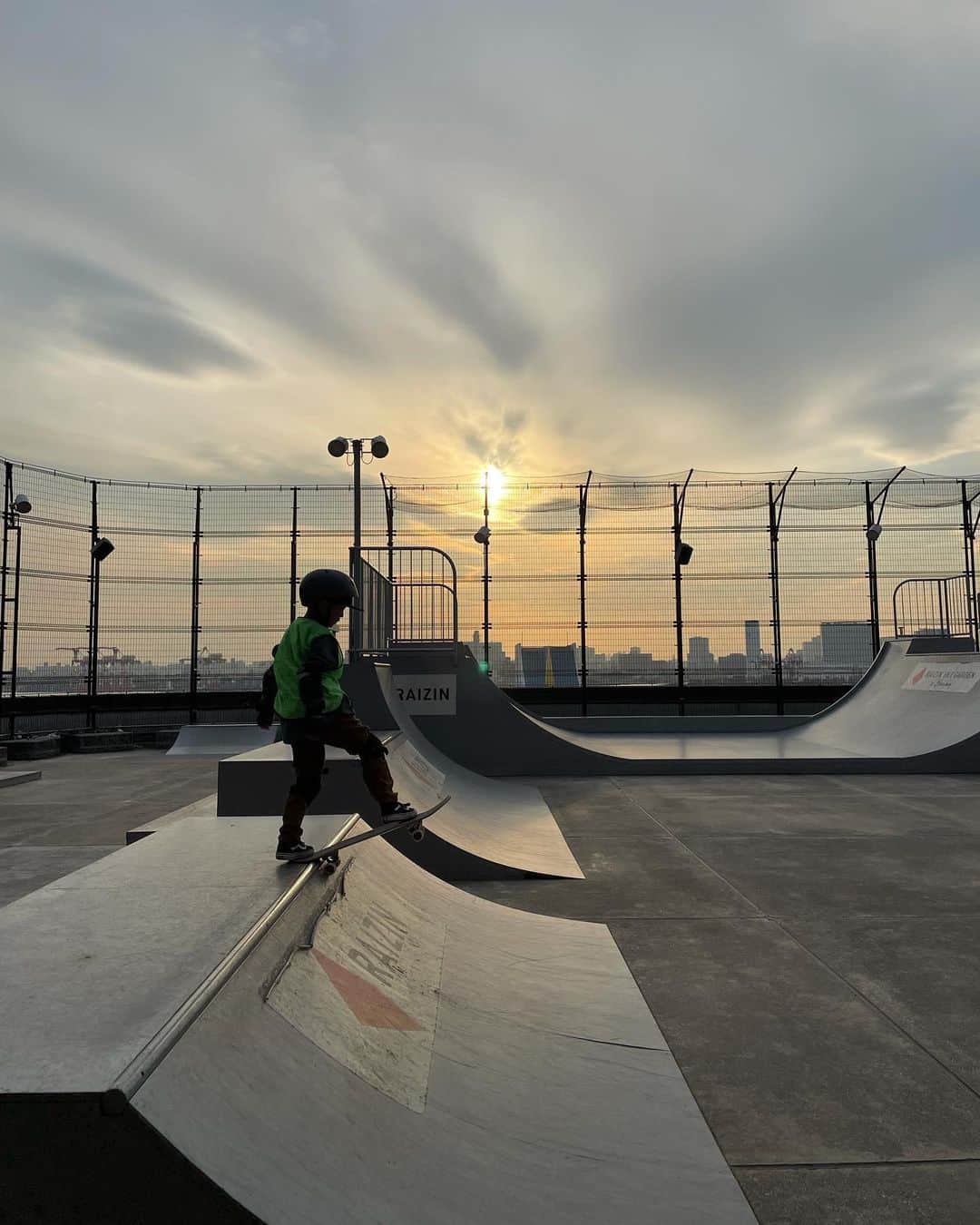 春名亜美さんのインスタグラム写真 - (春名亜美Instagram)「なかなか次のクラスに上がれない🙂 レッスンでやってる技ができなくて、苦戦中です💭 #がんばれ息子 ・ ・ ・  #スケボー少年 #スケボー #スケボー男子 #skateboard #hlnaskatepark」11月18日 20時12分 - amiharunaami
