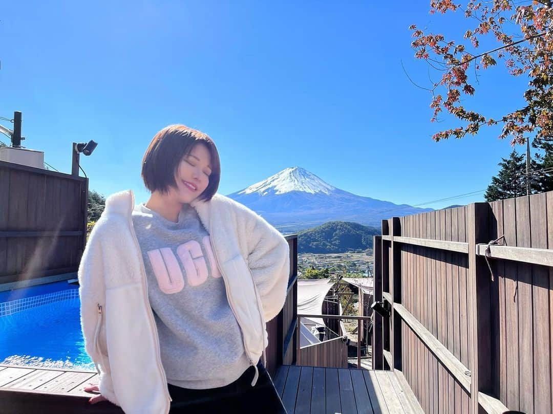 ななぴさんのインスタグラム写真 - (ななぴInstagram)「🏕  初めてグランピングしました！ こたつあって全然寒くなかった😳 天気も最高でした！😍  嘘みたいに綺麗な富士山。しあわせ！！  #dotglamping #グランピング　#ドットグランピング　#富士山　#アウトドア　#女子旅　#国内旅行　#ugg」11月18日 20時21分 - __nanapgram__