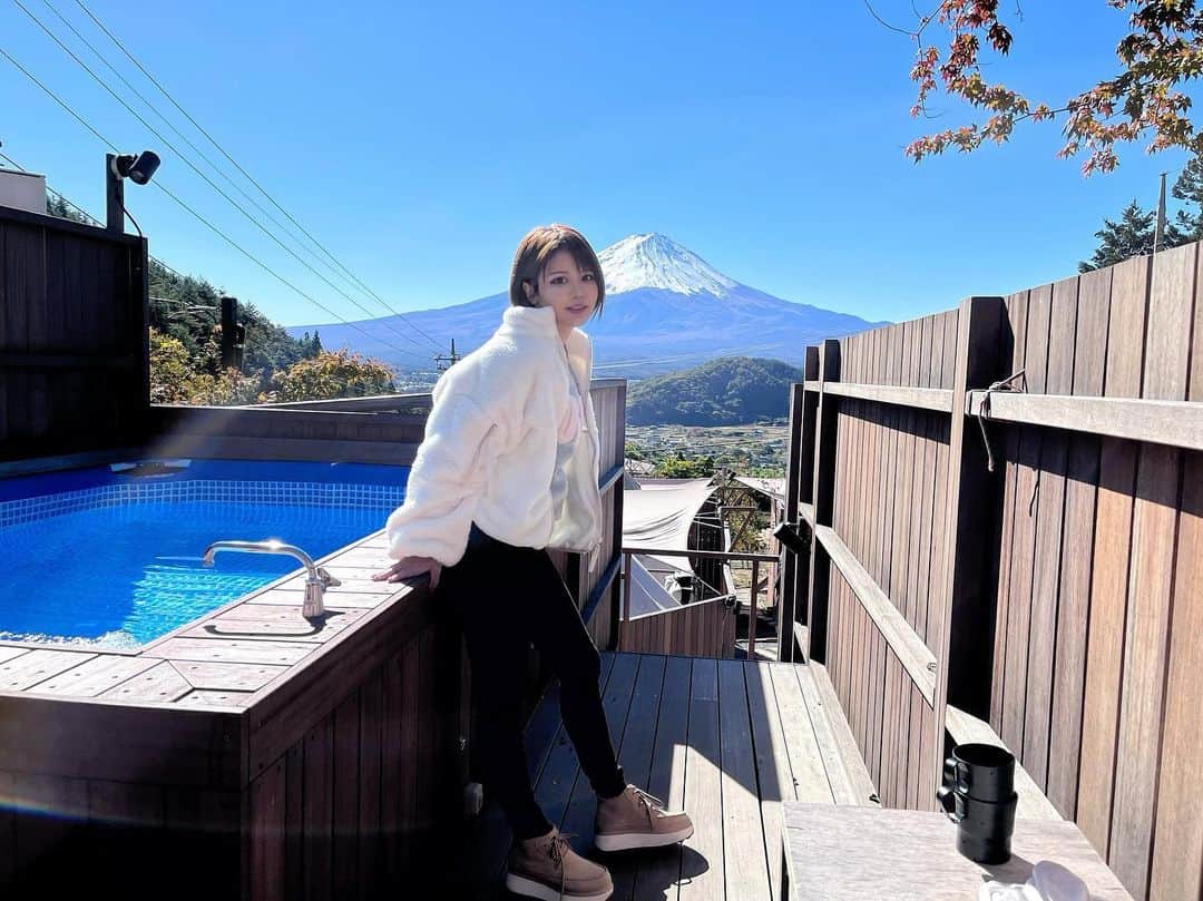 ななぴさんのインスタグラム写真 - (ななぴInstagram)「🏕  初めてグランピングしました！ こたつあって全然寒くなかった😳 天気も最高でした！😍  嘘みたいに綺麗な富士山。しあわせ！！  #dotglamping #グランピング　#ドットグランピング　#富士山　#アウトドア　#女子旅　#国内旅行　#ugg」11月18日 20時21分 - __nanapgram__