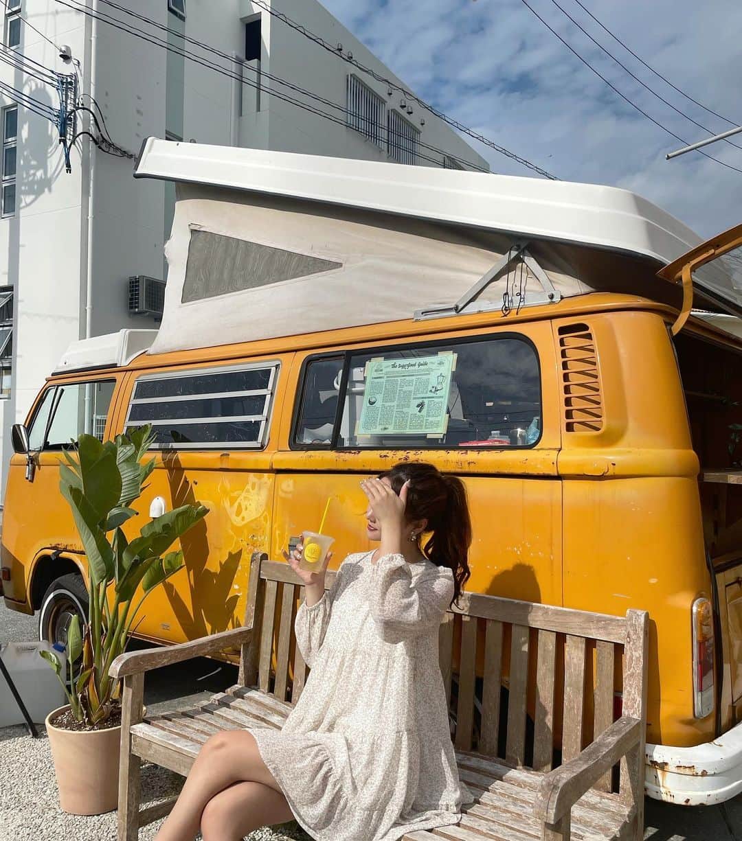yuukachiさんのインスタグラム写真 - (yuukachiInstagram)「沖縄カフェ🌺🍹🍧  アパレルショップと一緒にカフェに なってる恩納村にあるお店👗✨  オーガニックコーヒーやアサイボール スムージーなどもあったよ！！ 健康や美容に良い🌿🫐🍒  📍 Always sunshine.Co gallery Okinawa  道路沿いにオレンジのトレーラーが あるからそこで撮っても映えだよ⸜❤︎⸝‍  まほが絡まれて、お姉ちゃんしてたの 可愛くて盗撮📸 @maho_stagram__   沖縄の子ども、モアナみたいで 可愛かった〜👧🏽🌺🍹（笑）  #沖縄カフェ#沖縄旅行#恩納村カフェ #壁画アート#ウォールアート 🎨 #ウォールアートカフェ#恩納村 #alwayssunshineco#沖縄コーデ」11月18日 20時24分 - yuuka_stagram