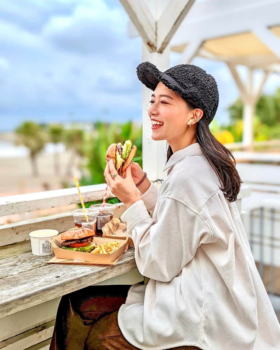 石井里奈さんのインスタグラム写真 - (石井里奈Instagram)「こんばんは❤️ . 今夜は里奈ログ@宮崎編✨ お昼に投稿したザビーチバーガーハウスでハンバーガーランチ🍔🧡 . アボカドモッツァレラチーズバーガーセットに✨コカコーラゼロ！ . 割と映画館でポップコーン食べるときとハンバーガーの時はコーラ飲んじゃう💕 . 宮崎牛のジューシーなお肉と本格的な具材にふわふわのパテ🍞💛 最高に美味しくてケチャップも自分で好きなだけ🍅 あげたてホクホクのフレンチフライにも🍟あっという間に完食でした🙆‍♀️ . 何より海を見ながら波音聞いて食べれるのが最高🧡 佳子はクラムチャウダーも食べてたよ😚💕 . cap... @renorm_official  tops&pants... @munich_official  earrings... @qparis_  . ギャップもこもこなんだ💛 可愛いよね！ よく最近髪の毛綺麗って褒めてもらえるんだけど @heel.hairsalon で @ariiiiiiikaa_0506 にトリートメントとヘッドスパしてもらいました💛 頭皮カチカチらしい笑 カラーはいつも通り @chidou.heel です💕 今日もお疲れ様でした✨ . #りなまるグルメ #宮崎旅行 #宮崎 #miyazaki #宮崎観光 #宮崎グルメ #宮崎県 #宮崎市 #ゴルフ #ゴルフ女子 #ハンバーガー #国内旅行 #カフェスタグラム #ビーチカフェ #旅行 #旅行好き #九州旅行 #九州 #カジュアルコーデ #キャップ #キャップ女子 #hamburger #お肉 #宮崎ランチ #海 #ビーチ #ヘアトリートメント #ヘッドスパ #艶髪 #ヘアカラー」11月18日 20時26分 - ri7tin1025