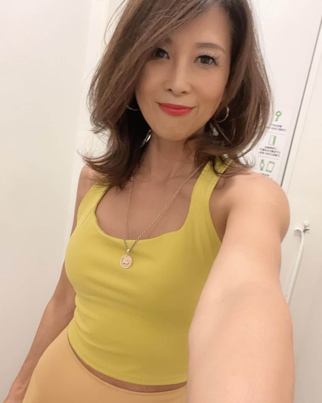 Naoko（なおこ）さんのインスタグラム写真 - (Naoko（なおこ）Instagram)「🏋️ 🏋️ 🏋️ ニャー  いつも突然 負けたくない意識が めばえるナオコです  意識して 今日は 重めでやってみる  プハッ〜  なにを 意識したんだろう 見えないなにかに 闘志を燃やす  ハハハのハ  仕事も今 負けん気モード  んー 自分がわからない  Kちゃん いつもありがと💫 今度サポよろしくね🌈🌈   #今日のコーデ#ootd #筋トレ女子 #筋トレダイエット #筋トレ女子と繋がりたい #筋トレで減量 #くびれ#美ボディ #アラフィフ#あらふぃふ#なおこ語録#アラフィフコーデ#筋トレ日記 #筋トレ生活 #ボディメイク #50代の筋トレ #熊本 #アンチエイジング#kumamoto #Trainingmotivation #Bodybuilding#Muscletraining #fitnessmodel#training #gymgirl#Housemusiclove」11月18日 20時33分 - smile_naohibi