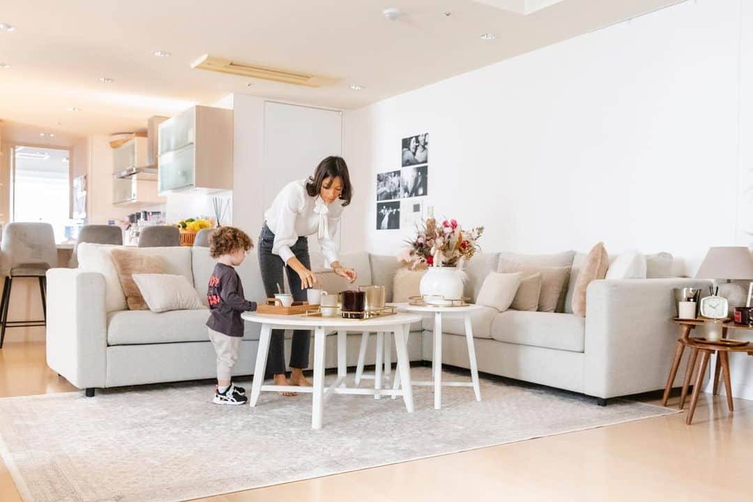 アンナ・オルティス（イニエスタの妻）のインスタグラム：「Siempre busco esa paz y calidez para decorar el salón de casa. Nuestro rincón familiar donde termina sucediendo casi todo. Fibras naturales, tonos tierra claros y mucha armonía. 🤎🛋#InteriorDesign  私はいつもリビングルームに安らぎと温もりを大事にしています。私たち家族が1番過ごす場所だからです。天然繊維、明るいアースカラーとたくさんのハーモニー🤎🛋#InteriorDesign」