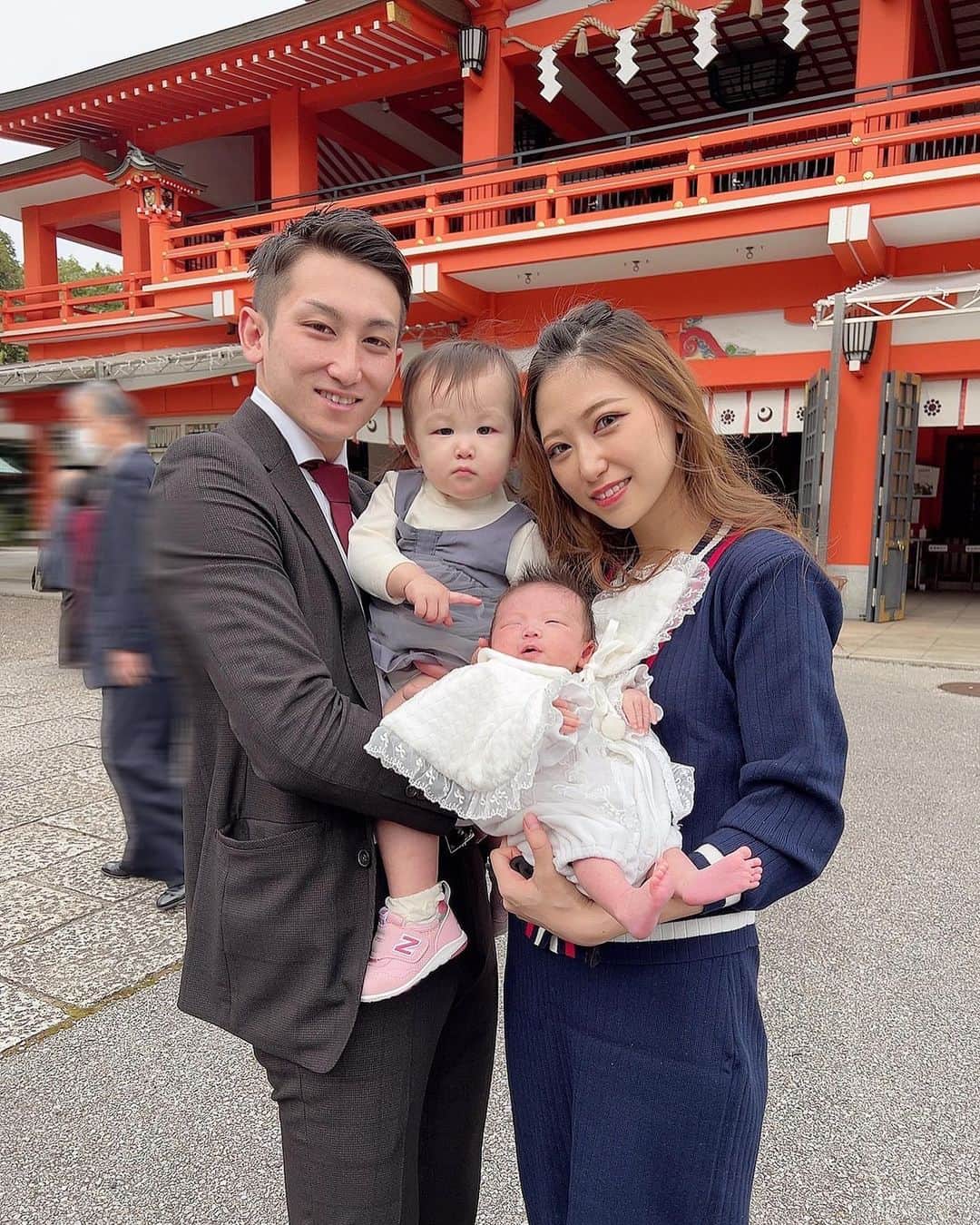 ゆらのインスタグラム：「次女はんなちゃんのお宮参り⛩  絵馬には『人徳』と書きました🤎  #お宮参り #家族写真 #family #生後1ヶ月」