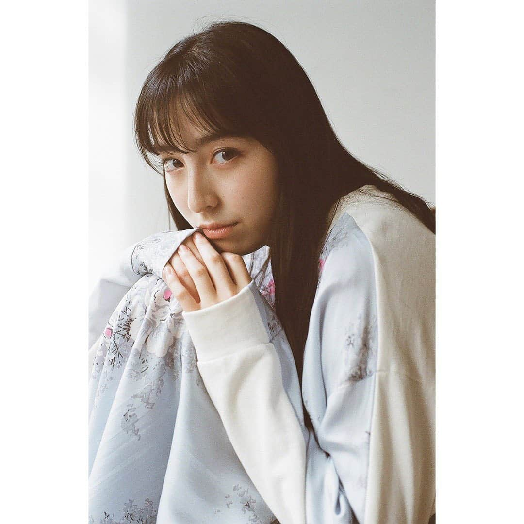 小高サラさんのインスタグラム写真 - (小高サラInstagram)「・  18歳になりました たくさんのお祝いのメッセージありがとうございます☺️  18歳って重みがある年齢だなぁと。 自分のやりたいことに向かって真っ直ぐ努力したいです 自分の軸をしっかり持って。  ちなみに写真は！ いちかわさんが誕生日だからと撮影の合間にフィルムカメラで撮ったものをプレゼントしてくださいました📸 素敵な色味だなぁ、、 そんないちかわさんも今日誕生日なのです〜、おめでとうございます！  今日はゆっくりDMやコメント、お友達からのLINEを見返しながら眠りにつきたいとお思います＾＾  #小高サラ #スターダストプロモーション」11月18日 20時43分 - sara_odaka_official