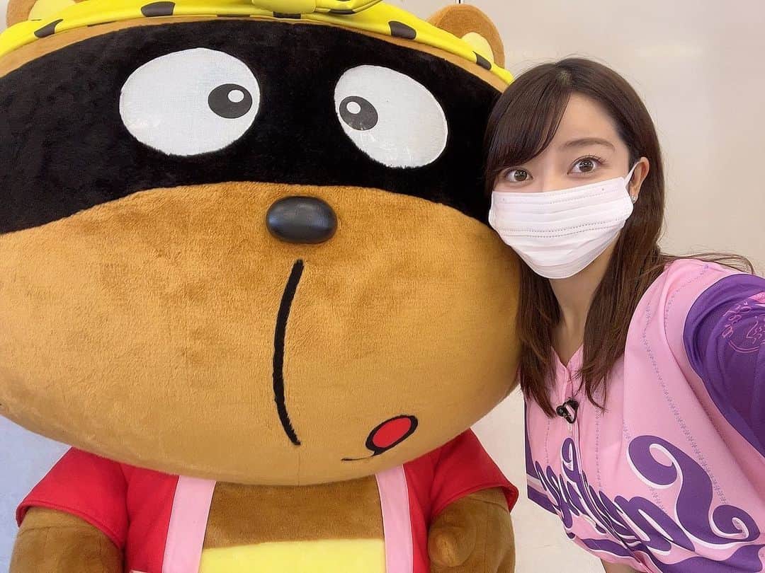 八幡美咲のインスタグラム：「東広島市のゆるキャラ のんべぇの「のん太くん」❤︎ 写真では見えないですが、 お酒を腰からぶら下げてます！！！ 特技は千鳥足、、だとか？🙊笑  今日はフットスタイルのロケで 東広島市へ行ってきました☺️💕  詳しくは YouTubeで配信されます。 のん太くん可愛かったな😮‍💨💓  千鳥足選手権気になります🥰  #ゆるキャラ  #アナウンサー　#アナウンサーの生放送後  #広島　#アナウンサー衣装 #アナウンサーメイク #八幡美咲 #Hirosima #広島旅　#東広島」