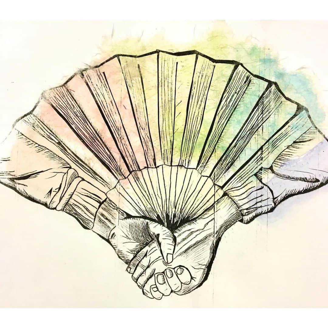 一城あやののインスタグラム：「Artwork I created in 2017 in Brussels, Belgium. Inspired by Japanese traditional folding fan 扇子. ベルギーのIB Artの授業で作った、牛乳パックを掘って版画にしたやつ🌈 アートだけは、昔からいつも最高点だった😳(だけはw) アートはいつの時代も人の心を癒しますよね☺️インスタに作品たくさん載せてこ☺️ . . . . . . . . . . #instaart #instaartist #instaartwork  #artwork #artworkoftheday #ibart #artprint #artprints #artofinstagram  #artoftheday #art_of_japan #art_of_japan_  #tokyo2020 #tokyofashion #tokyoart  #版画 #絵画 #アート #扇子 #作品撮り  #アート作品 #tokyocameraclub #tokyo2020 #イラストレーター #画家 #美術部 #美術家 #アート好きな人と繋がりたい  #アート好き #芸術家 #芸術作品」