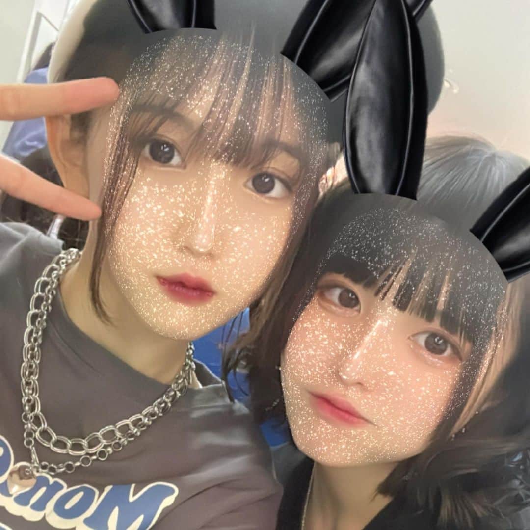 石田凛音のインスタグラム：「・ ウォーターランフェスティバルに出演させていただいたときのモデルのみんなとのオフショでーす😻❕ ・ 最後の写真は到着したばっかの時のやつ()許して🥺🤍 ・ このはちゃんとかもちゅとか沢山写真撮ったのにスタンプつけたのばっかだった😿 ・ とっても楽しい１日でした♡ ・ ・  #ウォーターラン   #ウォーターランフェスティバル   #キューーガル   #キューガルモデル   #クラージュキッズ   #石田凛音」