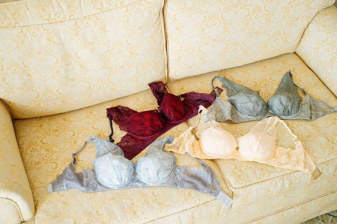 のインスタグラム：「ついに発売💐Personal Color × Lingerie パーソナルカラーリストとして活躍する亜耶バネッサさん監修ランジェリーが登場！  身につけたとたん、魔法がかかった。 いままで気付かなかった、魅力を引き出すランジェリー。  いつもと変わらないのにいつもより好き。 わたしに似合う、わたし色。  Online Storeにて販売中。 ルミネエスト新宿Pop up Store 明日11/19(金) その他RAVIJOUR一部店舗にて販売予定。  監修商品発売記念💡 ＼亜耶バネッサさん店頭接客イベント／ 11/19(金)18:00-20:30 ルミネエスト新宿Pop up Store @ayavanessa さんにランジェリーを直接お見立て頂けます。 チケット販売は本日23:59分まで。残りわずかです！  #ravime #ラヴィミー #パーソナルカラーランジェリー」