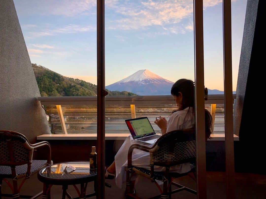 比嘉バービィのインスタグラム：「Perfect getaway with an amazing view!  I was very lucky to have been able to see Mount Fuji during my stay.  富士山を目の前に仕事をサクッと済ませる。 なんて贅沢なんだ🙏  普段と違う環境に身を置き、自然のパワーに癒される。  目覚めの富士山も含め、浄化されました🗻🍃 . . . . #滞在したのは半年も前の話だけど🙄 素敵な宿でした @miznohotel  #miznohotel #mizunohotel #Fujisan #mtfuji #kawaguchiko #japan  #湖のホテル #富士山 #河口湖 #ワーケーション  #Barby旅行記」