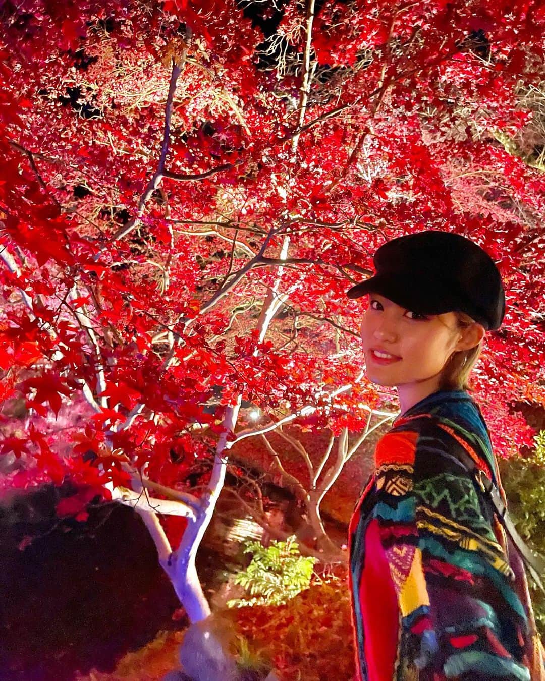 王林さんのインスタグラム写真 - (王林Instagram)「🍁💫  今月の始まりくらいの時に１０分だけ時間取れて「弘前城菊と紅葉まつり」に駆け込んできたんだ😳 春には綺麗な桜を咲かせてくれる木々達がすっかり色づいて秋の顔を魅せてくれてました☺︎ 昼もいいけど夜のライトアップがすきですねぇ  そうなんです、今年はもう終わりました 今日久しぶりに弘前にいて、前を通ったらすっかり枯れていて、まつりが終わったというこのタイミングでの投稿になったことに自分でも驚いています☺️ ぜひ来年来てください🤤  #青森 #弘前 #東北 #弘前公園 #弘前城 #青森観光 #菊と紅葉まつり #紅葉 #秋 #autumn #桜 #aomori #hirosaki」11月18日 21時25分 - ourin_ringoooo