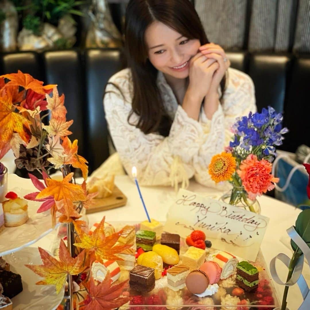 黒澤ゆりかさんのインスタグラム写真 - (黒澤ゆりかInstagram)「お花だらけでとっても可愛いかった💐  まさかのサプライズでびっくり😳 お前どんだけバースデー続くんだ！笑！って感じですが😂笑  色々と考えてくれる優しい友達に本当に感謝だー💓☺️💓  またシーズン変わったら女子会しよ😋　 デートでもおすすめな雰囲気でした♪  @legiantokyo  #afternoontea」11月18日 21時29分 - yurikakurosawa