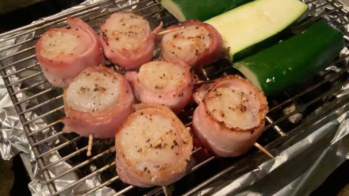 スガシカオのインスタグラム：「今日はリハーサルがはやく終了したので ベランダで焼き焼きしながら お酒を飲んでおります…」