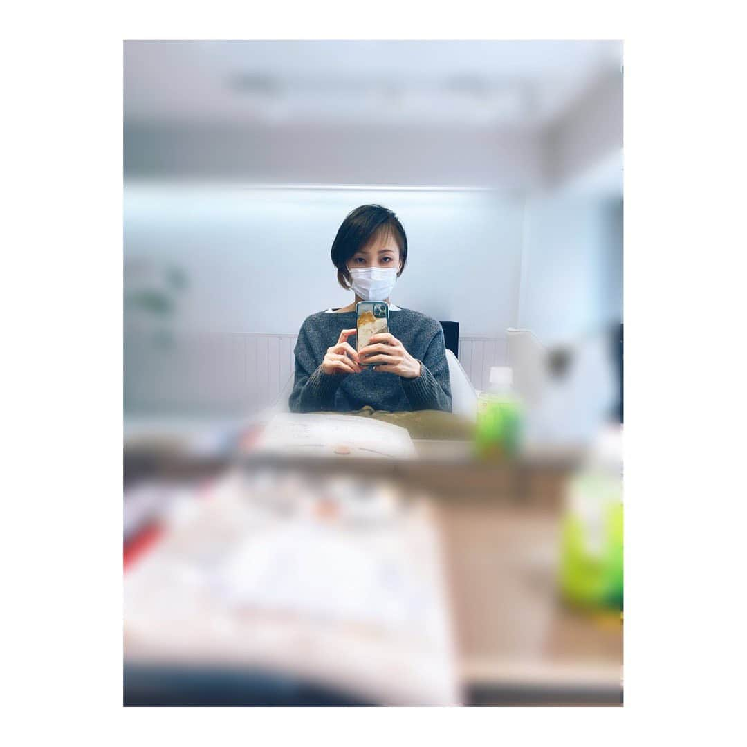 望海風斗さんのインスタグラム写真 - (望海風斗Instagram)「⛸ 先日やっと！久しぶりの！念願の！ フィギュアスケート生観戦😭 ⁡ #NHK杯 に行って参りました✨ ⁡ 男子シングルのフリースケーティングを観戦させていただきました‼︎ いやぁ… テレビ観戦も大好きですが、やはりその場でしか感じられない緊張感、スケーティングやジャンプの音、引き込まれていく空気感、一体感が大好きです。 引き込まれに行く、と言っても良いかもしれません。 なので技術やルール等、決して詳しくありません！笑 そんな私がパンフレット用にインタビューを受けました😱 フィギュアスケートファンの方々からしたら、Who are you?状態ですが… ご縁に感謝です🥲 今シーズンはオリンピックもあるので盛り上がりますね！楽しみです♪ ⁡ #フィギュアスケート #NHK杯#2021 #宇野昌磨 選手 #優勝#おめでとうございます #パワースポット #お一人様観戦のため写真はこれだけ 😹 ⁡ ⁡ 近況は…美容院に行ってきました✨ という写真にしては… かなり怖い🙀顔が怖い🙀睨まれてる‼︎ 肝心のヘアーの詳細がわからない👻 面白すぎて消すのは勿体無かったので載せておきます。 #最新写真#ヘアカラー#インナーカラー#色味わからない#目つきおかしい #望海風斗」11月18日 21時36分 - nozomifuto_official