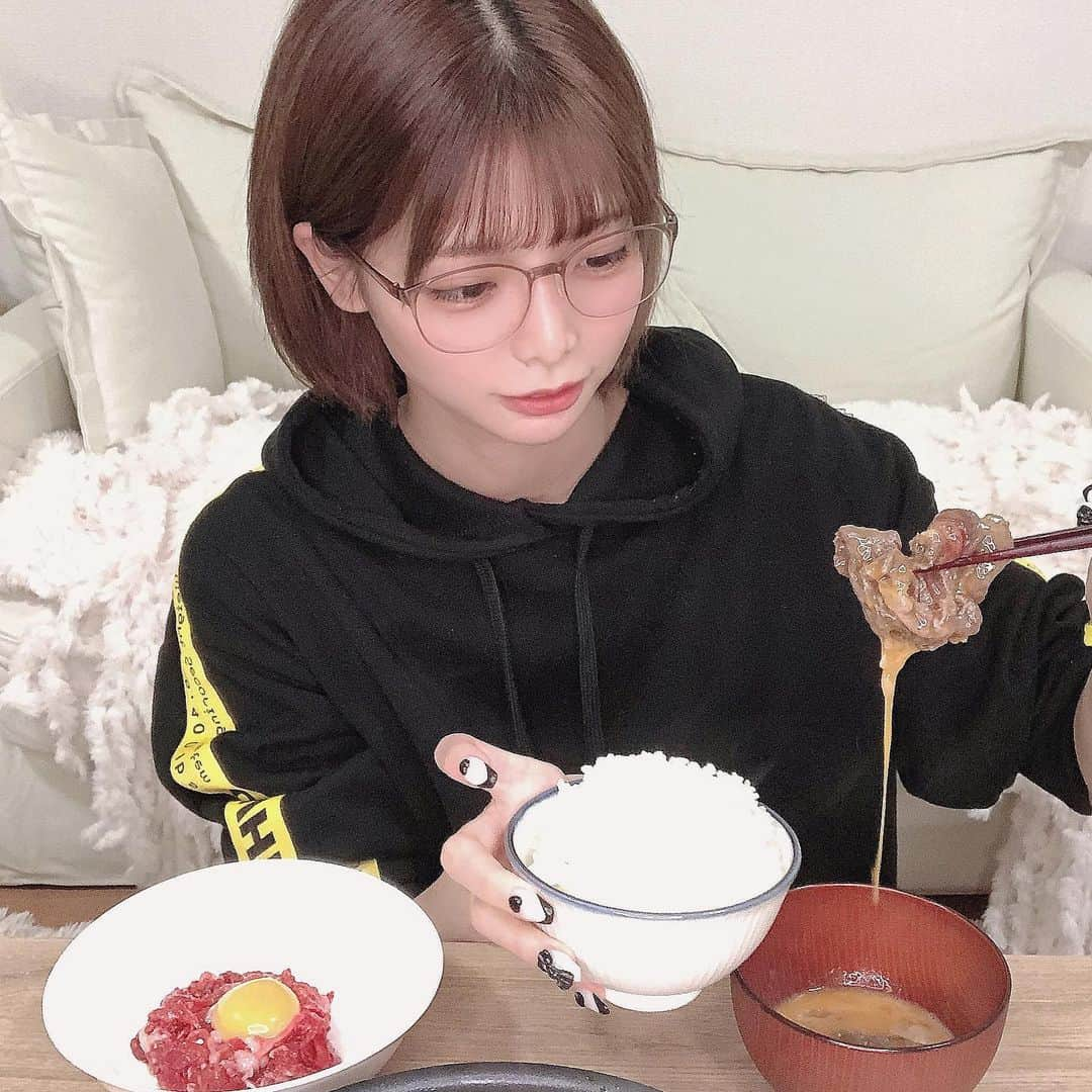 米倉みゆさんのインスタグラム写真 - (米倉みゆInstagram)「馬肉がたくさんあるので、数億年ぶりに自炊というものをしました🐴 · 馬肉の焼きしゃぶと、桜ユッケ✨✨✨👏🏼 · 我ながら上出来だぜええええ 美味しいいいい！ このすき焼きのタレにひたひたになった豆腐、、、美味しいよね、、、😇😇😇 · · · · · · · · #もぐもぐする米倉 #馬刺し #焼きしゃぶ #馬肉 #個室焼肉 #あか牛 #一頭買い #熊本県産 #ユッケ #桜ユッケ #生肉 #生肉大好き #すき焼き #美味しいご飯 #美味しいもの #美味しい #グルメ #グルメ女子 #グルメスタグラム #食べスタグラム #食べるの大好き #自炊 #自炊記録 #自炊女子 #お家居酒屋 #お家ごはん #お家ご飯 #めがね女子 #眼鏡女子 #すっぴん」11月18日 21時36分 - yone__miyu630