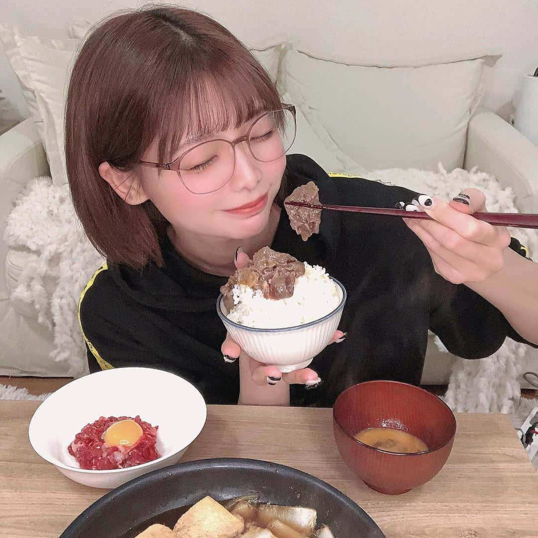 米倉みゆさんのインスタグラム写真 - (米倉みゆInstagram)「馬肉がたくさんあるので、数億年ぶりに自炊というものをしました🐴 · 馬肉の焼きしゃぶと、桜ユッケ✨✨✨👏🏼 · 我ながら上出来だぜええええ 美味しいいいい！ このすき焼きのタレにひたひたになった豆腐、、、美味しいよね、、、😇😇😇 · · · · · · · · #もぐもぐする米倉 #馬刺し #焼きしゃぶ #馬肉 #個室焼肉 #あか牛 #一頭買い #熊本県産 #ユッケ #桜ユッケ #生肉 #生肉大好き #すき焼き #美味しいご飯 #美味しいもの #美味しい #グルメ #グルメ女子 #グルメスタグラム #食べスタグラム #食べるの大好き #自炊 #自炊記録 #自炊女子 #お家居酒屋 #お家ごはん #お家ご飯 #めがね女子 #眼鏡女子 #すっぴん」11月18日 21時36分 - yone__miyu630