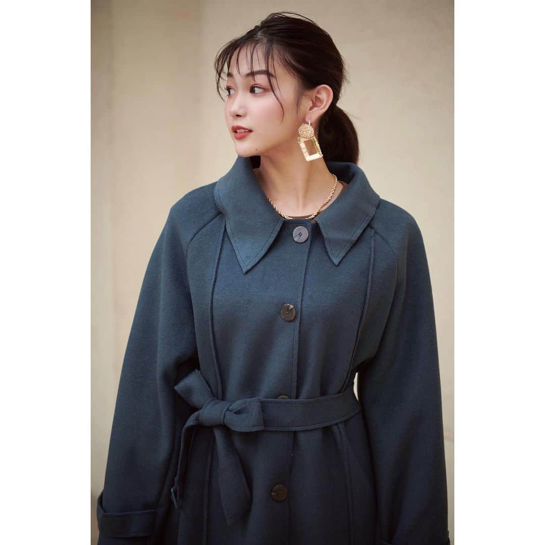 吉澤遥奈のインスタグラム：「寒くなってきましたね...❄️ 素敵なコート🧥 みなさんはどんなアウターが好きですか？ ・ ・ ・  #glam#model#fashion#straight #黒髪ロング#コート#アウター#モデル」