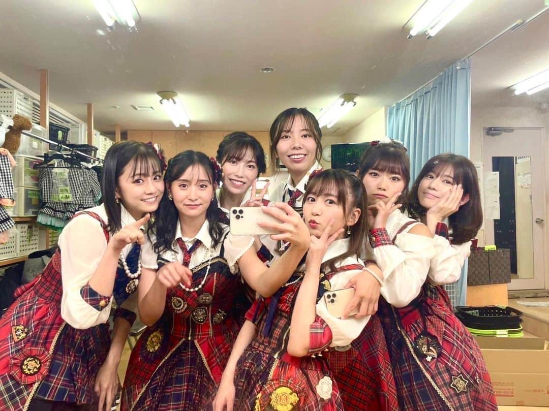 横山由依のインスタグラム：「AKB48 9期生 今年、来年で全員卒業🌸 私たちの原点はAKB48劇場です！ 色んなことがあったけど、 こうして同期と一緒に笑えているということが 本当に幸せです。  鈴蘭おめでとう！  そして私も卒業まで残り3週間、 全力で楽しみたいと思います！！  #AKB48」