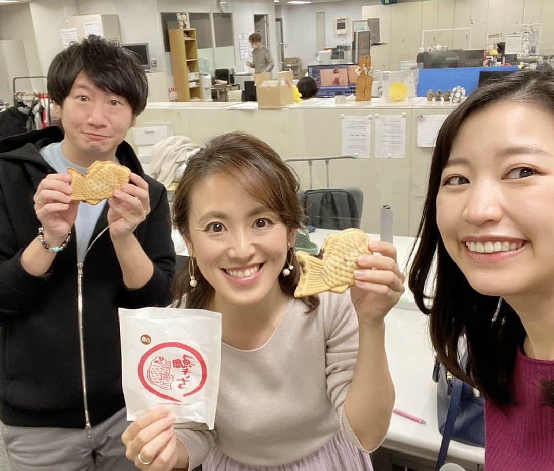 広島ホームテレビ「HOME NEXT neo」さんのインスタグラム写真 - (広島ホームテレビ「HOME NEXT neo」Instagram)「こんばんは！山﨑です😊  今日は #そごう広島 で開催中の「#宮城県の物産と観光展 」を 中継でご紹介しました🌟  ずんだ餅に牛タン、新鮮ないちごを使ったシェイク、、 宮城には美味しいグルメがたくさんありますね〜😍  アナウンスグループの皆さんにもお土産✨ なんとたい焼きの中身は、ずんだ餅と白玉！ 牛タンシチュー入りもありました！  イベントは24日(水)まで開催されています🥰  #宮城グルメ #物産展 #ホームテレビ #アナウンサー #廣瀬隼也 #渡辺美佳 #山﨑菜緒」11月18日 21時45分 - home.announcers