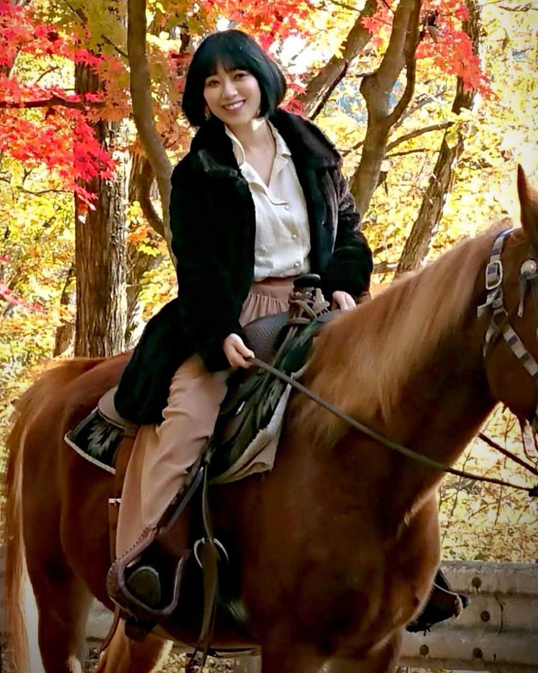 いけながあいみさんのインスタグラム写真 - (いけながあいみInstagram)「お馬さんに乗って紅葉狩りしてきました🍁🐴✨  めっちゃリフレッシュできた♡  *  I enjoyed the red leaves and horse riding 🍁🐴✨  #乗馬女子　#horseriding #redleaves #紅葉　#紅葉狩り　#乗馬　#秩父」11月18日 22時03分 - aimicat424