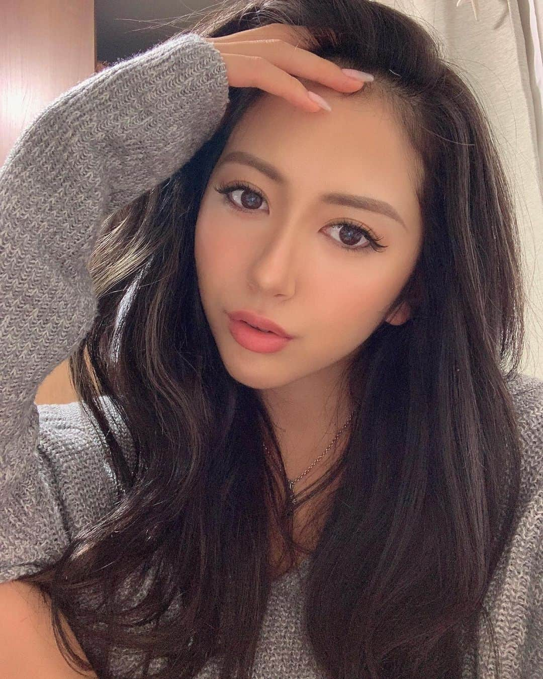 YamanoShiori のインスタグラム：「ストーリーで髪色のアンケート取ったら見事に半々に割れて結局髪色どーするか決まらない😮‍💨w」