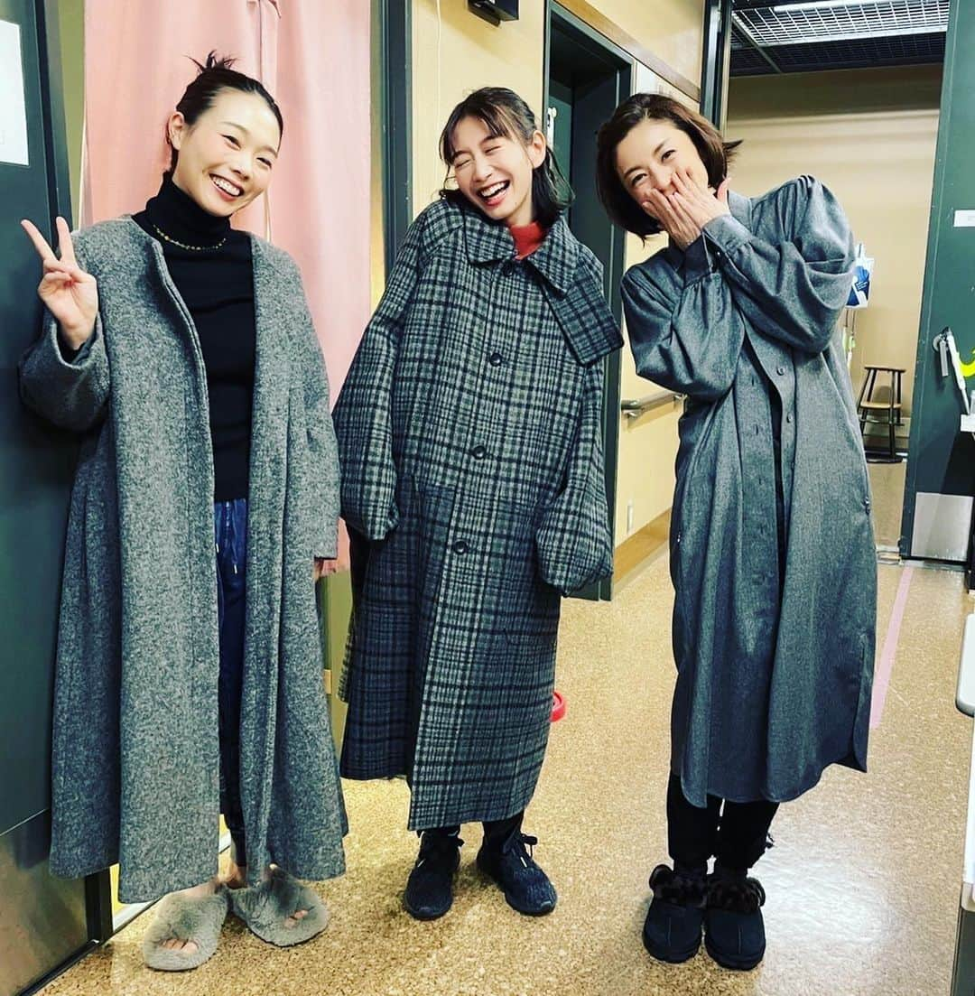 高岡早紀 さんのインスタグラム写真 - (高岡早紀 Instagram)「舞台　"愛するとき　死するとき" 女子チーム、一月以上一緒の時を過ごすと、こうなるのね〜 私服被った！笑  #舞台　#愛するとき死するとき　#シアタートラム　#岡本夏美　#山崎薫　#私服」11月18日 22時02分 - saki_takaoka