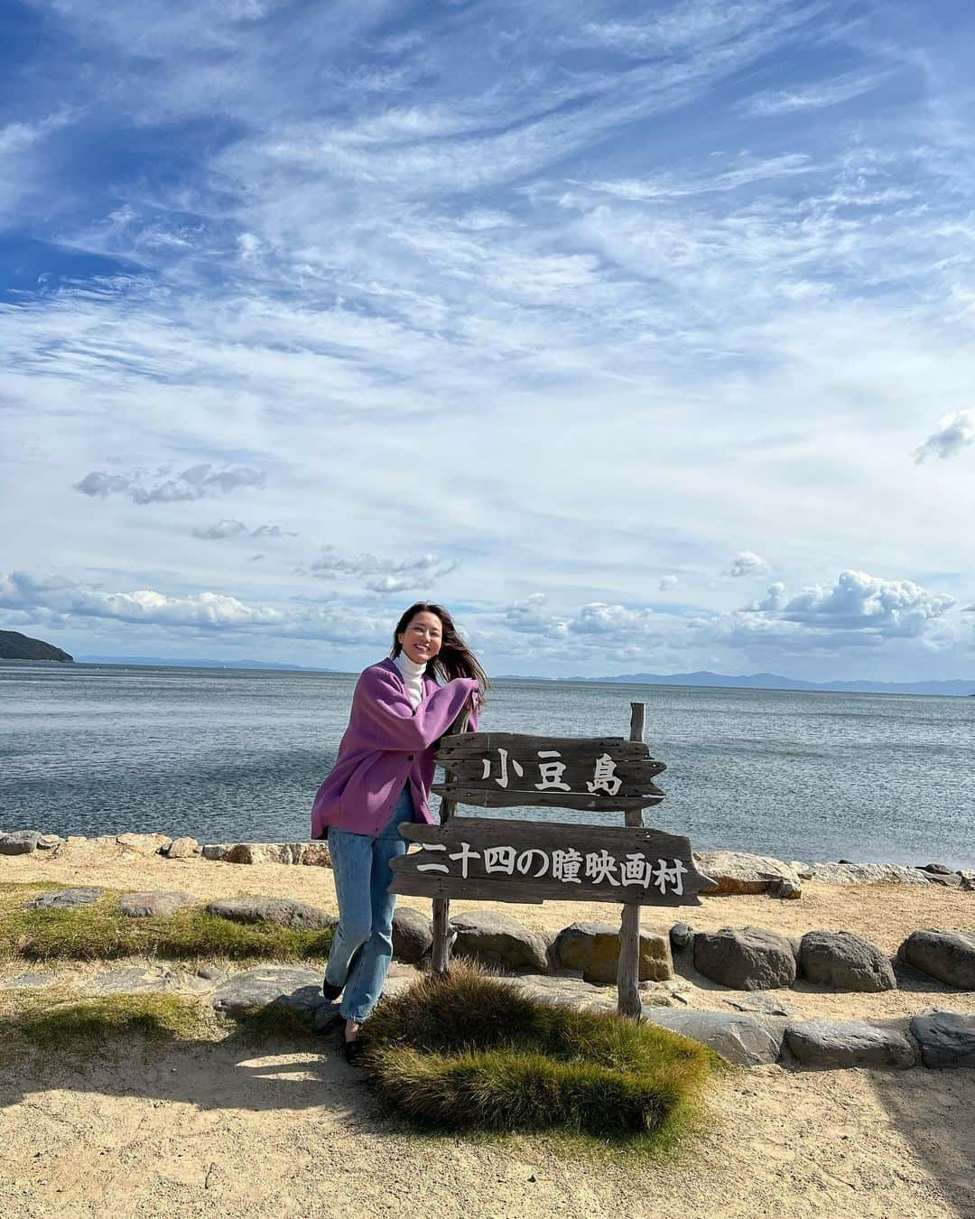 佐野真彩さんのインスタグラム写真 - (佐野真彩Instagram)「香川県　小豆島　二十四の瞳映画村🫒 映画【二十四の瞳】のオープンセット。 小学校の机や椅子ってこんなに小さかったんですね😳 昭和レトロな雰囲気が楽しめました🏫 懐かしの給食セットがいただけるカフェもありました🥖🤤  #香川県旅行　#二十四の瞳映画村 #旅行好き　#女子旅　#国内旅行　#小豆島　#小豆島旅行 #香川県民 #四国旅行　#八日目の蝉　#旅女 #小豆島観光　#ビジョビ　#香川旅行　#香川観光」11月18日 22時02分 - sano.maya