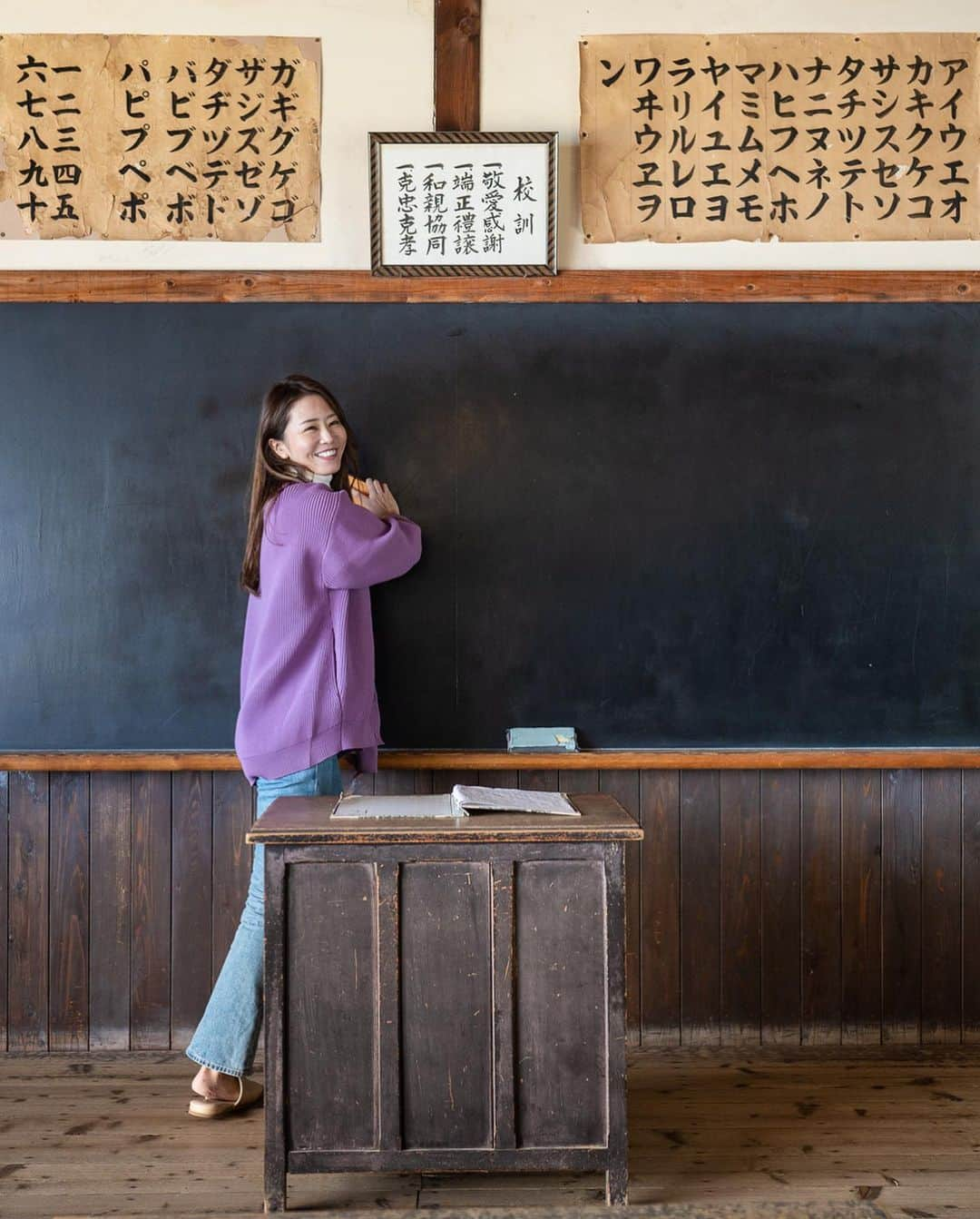 佐野真彩さんのインスタグラム写真 - (佐野真彩Instagram)「香川県　小豆島　二十四の瞳映画村🫒 映画【二十四の瞳】のオープンセット。 小学校の机や椅子ってこんなに小さかったんですね😳 昭和レトロな雰囲気が楽しめました🏫 懐かしの給食セットがいただけるカフェもありました🥖🤤  #香川県旅行　#二十四の瞳映画村 #旅行好き　#女子旅　#国内旅行　#小豆島　#小豆島旅行 #香川県民 #四国旅行　#八日目の蝉　#旅女 #小豆島観光　#ビジョビ　#香川旅行　#香川観光」11月18日 22時02分 - sano.maya