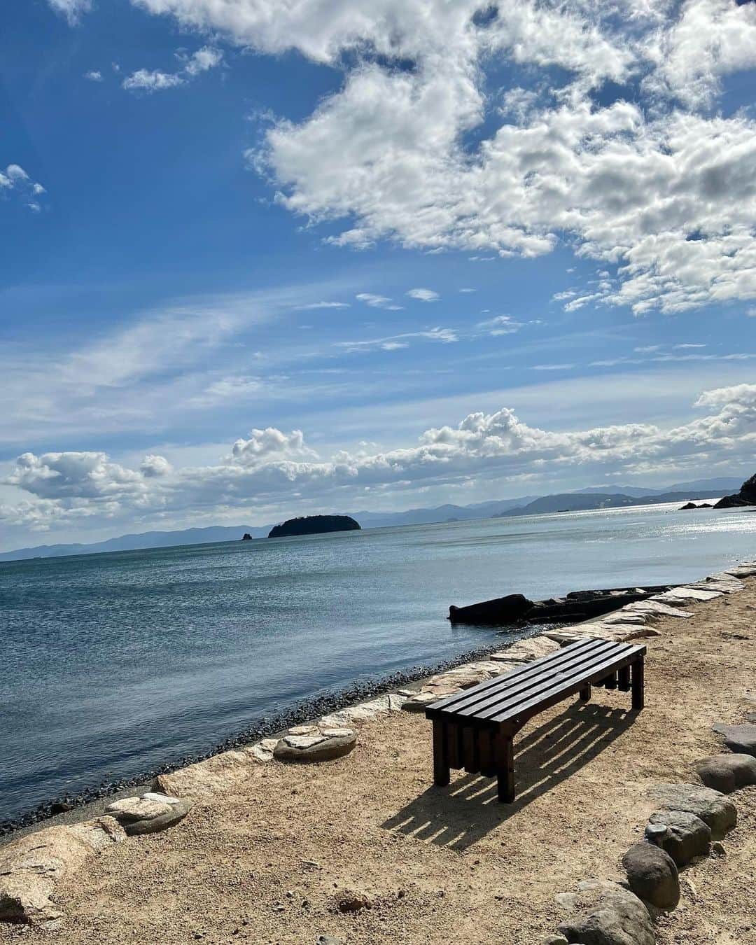 佐野真彩さんのインスタグラム写真 - (佐野真彩Instagram)「香川県　小豆島　二十四の瞳映画村🫒 映画【二十四の瞳】のオープンセット。 小学校の机や椅子ってこんなに小さかったんですね😳 昭和レトロな雰囲気が楽しめました🏫 懐かしの給食セットがいただけるカフェもありました🥖🤤  #香川県旅行　#二十四の瞳映画村 #旅行好き　#女子旅　#国内旅行　#小豆島　#小豆島旅行 #香川県民 #四国旅行　#八日目の蝉　#旅女 #小豆島観光　#ビジョビ　#香川旅行　#香川観光」11月18日 22時02分 - sano.maya