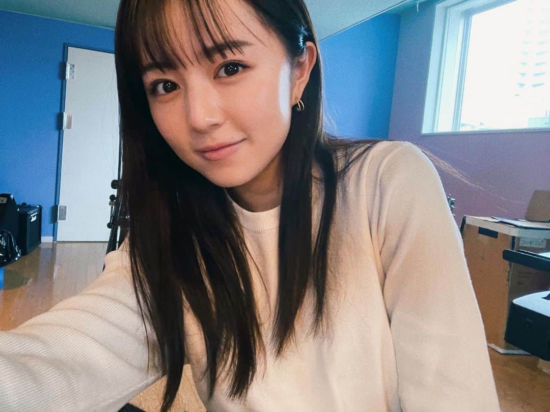 神野友亜のインスタグラム：「こんばんは。  本日レコーディングでした。 "ZARD tribute III" 順調に制作が進んでいます…！ ZARDさんの楽曲に深く触れられる大切な時間を 噛み締めながら歌っています。  皆さんにお届けできる日を どうか楽しみにして頂けると嬉しいです🕊」