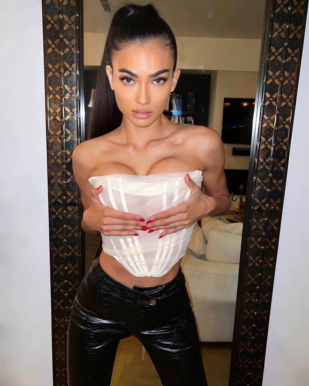 ケリー・ゲイルのインスタグラム：「🖤 @fashionnova」
