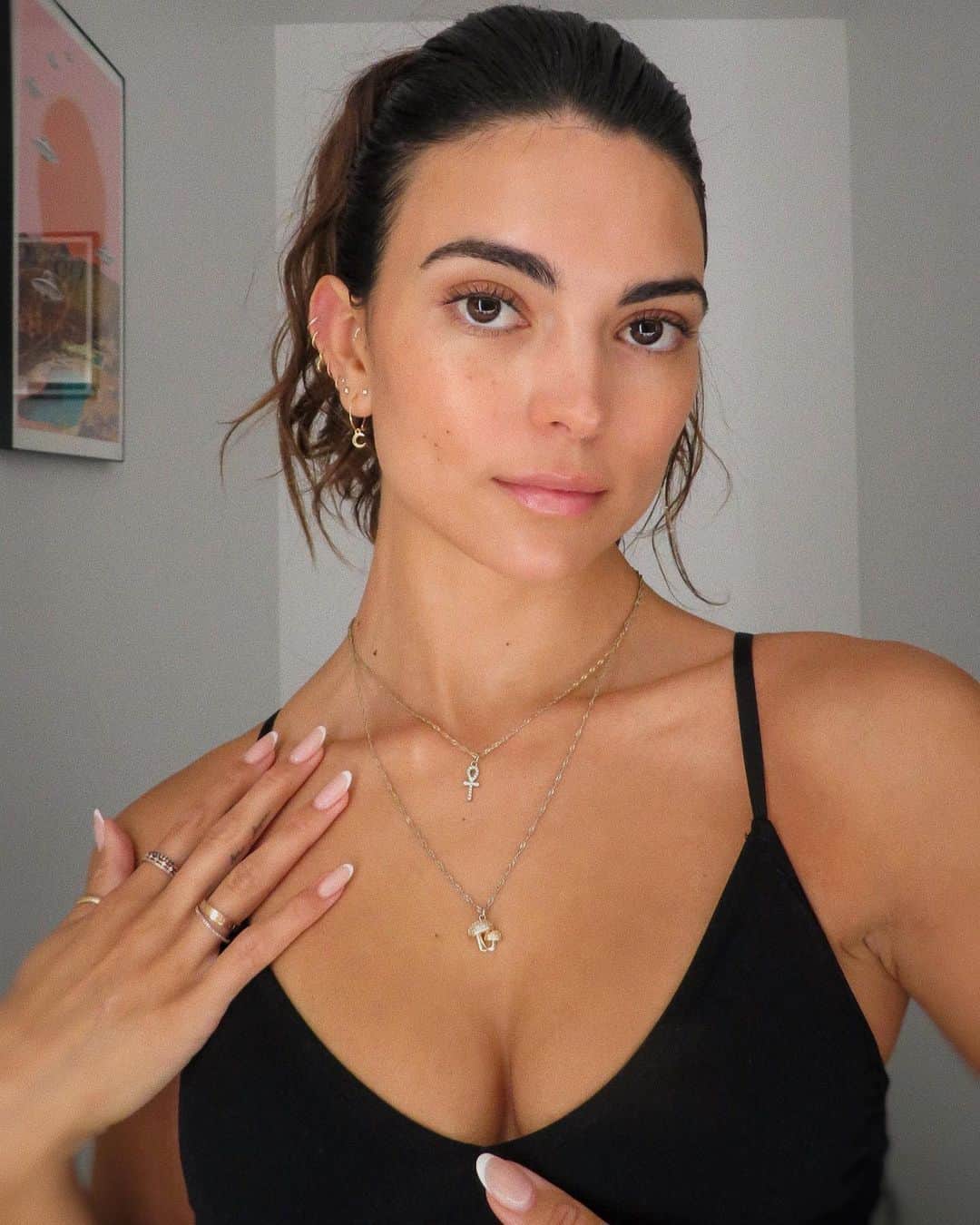 キラ・サントーロのインスタグラム：「Found my new favorite glow and the best clean makeup to add to your bag✨ All @cloveandhallow products are cruelty-free, vegan & 100% PETA-certified. Let’s save the planet and save the animals too 🥺🌎🐰」