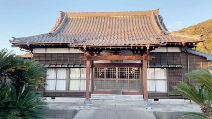 林克治のインスタグラム：「お墓参り  月に1度は必ず行くようにしています。  亡くなった父と祖母への挨拶  心がスッとしますね〜  #お墓参り #月に1度 #南房総市 #白浜町滝口 #徳をつむ #未来の我が家」