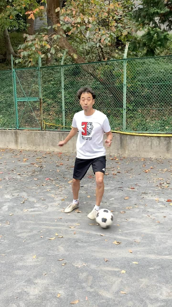 ワッキーのインスタグラム：「Jリーグモノマネシリーズ⚽  天才的な感覚でノールックパスを出す 岐阜の柏木陽介選手✨  ・そうです最後 顔やってます💦  #Jリーグ #FC岐阜 #柏木陽介 #ワッキーチョイス #モノマネ」