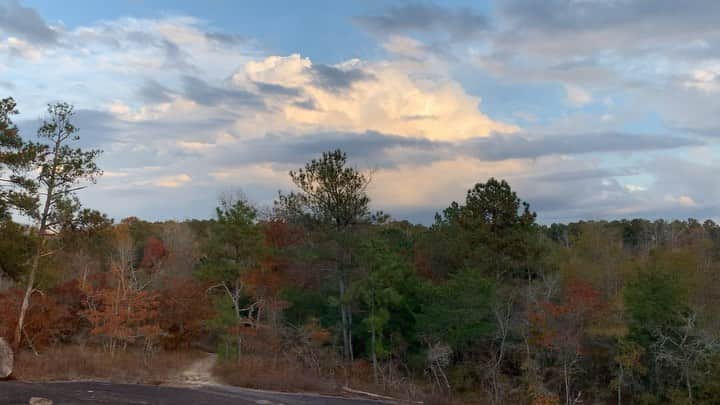 ボニー・モーガンのインスタグラム：「My Georgia adventures took me on a sunset hike to Arabia Mountain in all it’s autumn loveliness and a lake #adventuresofbendybonnie #allworkallplay #dayoff #sunset #onlocation #georgia #arabiamountain #shenanigans #fillingtimewithfreshair #whatawonderfulworld #bendybonnie」