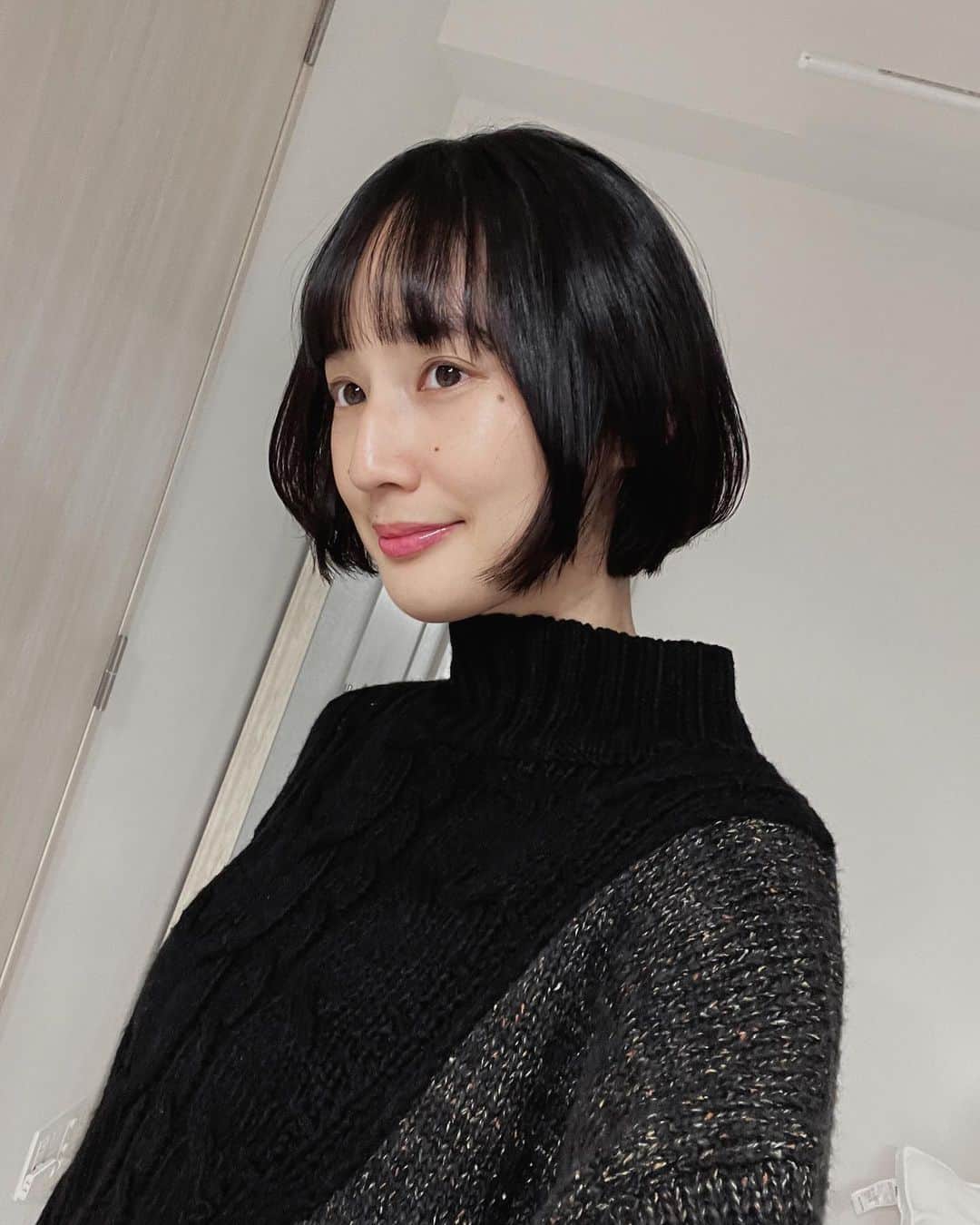 高嶋香帆のインスタグラム：「おはようございます。 この時期って寒いし朝布団の中に居る時間が長くなりがち⛄️  低血圧仲間の皆様今日も頑張りましょう🙌✨  素敵な一日を。  #黒髪ボブ #ミニボブ #ボブヘアー」