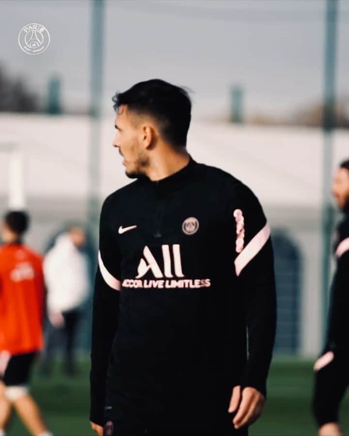 レアンドロ・ダニエル・パレデスのインスタグラム：「Nous sommes revenus 💙❤️ #allezparis   We are back 💙❤️  Volvimos 💙❤️  @psg  @nikefootball   📽 @tomap95」