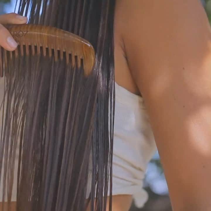 マラ・ロザックのインスタグラム：「My second @rozhair baby is here! The Treatment Oil, loaded with all organic oils & vitamins that repair & deeply hydrate your hair & skin! Yep, rub it all over your skin too! @rozhair  Video by @suzannemejeanpinney_studio  Creative by @camillawhitman」