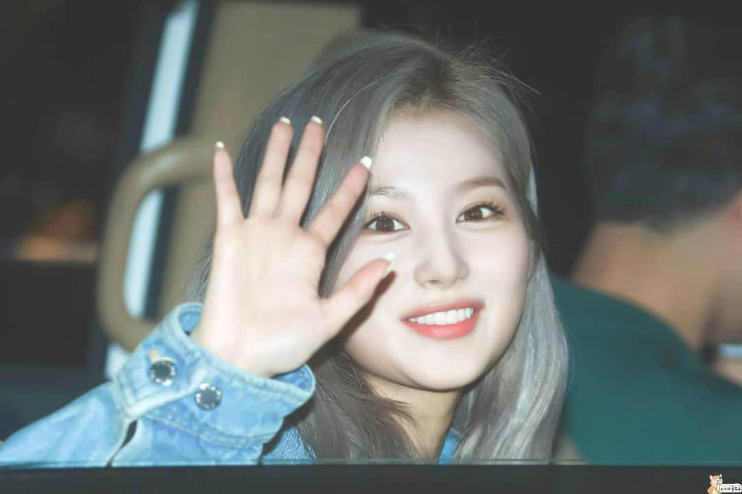 サナさんのインスタグラム写真 - (サナInstagram)「👋🏻👋🏻💕 ーーーーーーーーーー Follow > @sana.twice.kr < . @twicetagram #TWICE#트와이스#ONCE#Sana#사나 #Nayeon#나연#Jeongyeon#정연#Momo#모모#Jihyo#지효#Mina#미나#Dahyun#다현#Chaeyoung#채영#Tzuyu#쯔위」11月19日 9時27分 - sana.twice.kr