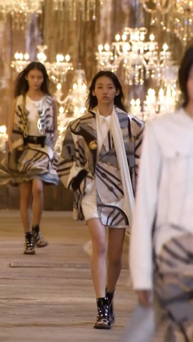 ニコラ・ジェスキエールのインスタグラム：「#LVSS22 Timeless design. Unveiled in Shanghai’s Shipyard Repair Docks with over 1000 hanging chandeliers, @NicolasGhesquiere’s latest #LouisVuitton collection is an invitation to the grand ball of time, uniting wardrobes of different eras.」