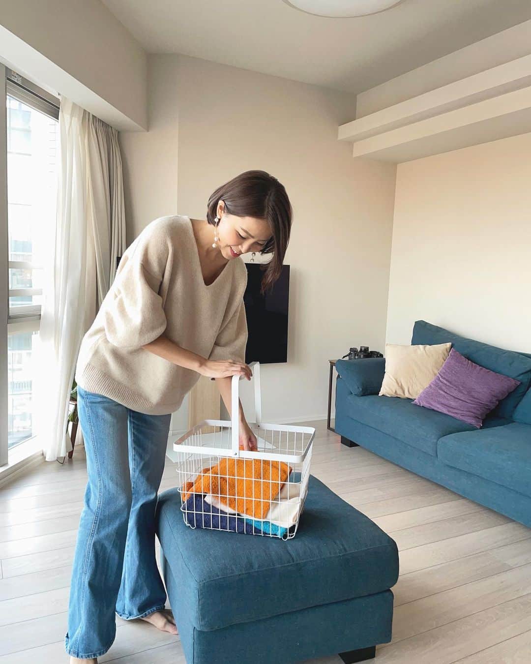 坂元美香さんのインスタグラム写真 - (坂元美香Instagram)「おはよー 今朝もせっせと洗濯👕👚  洗濯はさ、洗濯機がしてくれるんだけどさ 仕分けや、干したり畳む作業もあるし 毎日やるとそりゃ面倒なわけですよ。  で、 最近ランドリーワゴンを新しくしました。 大好きな山崎実業のタワーシリーズ。  うちは白い物と色物を分けて洗うので カゴが2つあってすごい便利になった🎉 最初から色分けして出してもらえるし。 （て、さっそく分けないで出す奴がいるけど😤）  洗濯したらカゴに入れて ベランダまで運べるのも便利👏  お風呂上がりのタオルや着替えを 置いておくのにもいいね。  これだけでちょっと家事が楽しくなったので 投稿してみました😆  引越ししてすぐ買おうと思ってたのに なんか後回しになってて。 なんでもっと早く買わなかったんだろう…😅  今日も良い一日を！  #洗濯 #シンプルライフ」11月19日 6時57分 - mika_saka