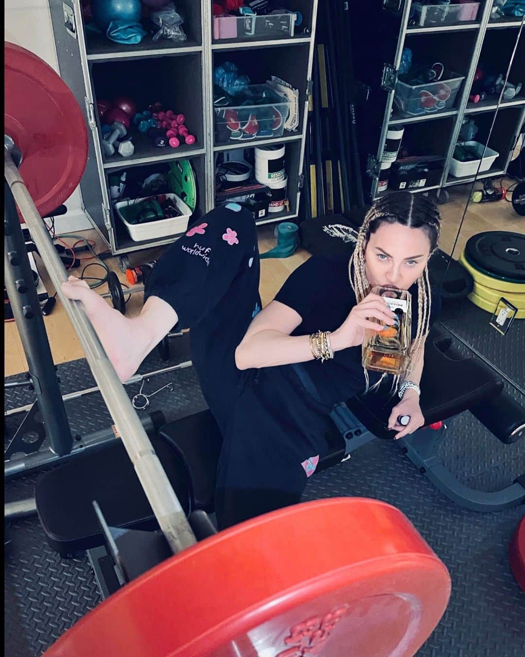 マドンナさんのインスタグラム写真 - (マドンナInstagram)「Today’s Workout   🏋️‍♀️🏋🏽‍♂️🍹  @seventyonegin    @mertalas  Also….. Go stream Madame ❌tra Q&A on @paramountplus」11月19日 7時42分 - madonna