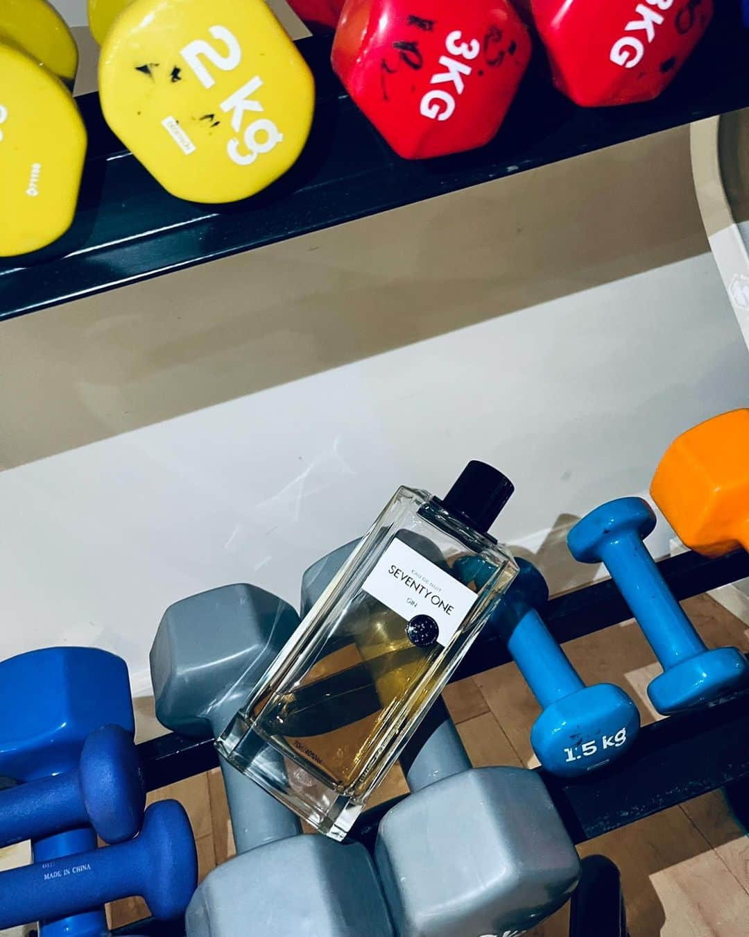 マドンナさんのインスタグラム写真 - (マドンナInstagram)「Today’s Workout   🏋️‍♀️🏋🏽‍♂️🍹  @seventyonegin    @mertalas  Also….. Go stream Madame ❌tra Q&A on @paramountplus」11月19日 7時42分 - madonna