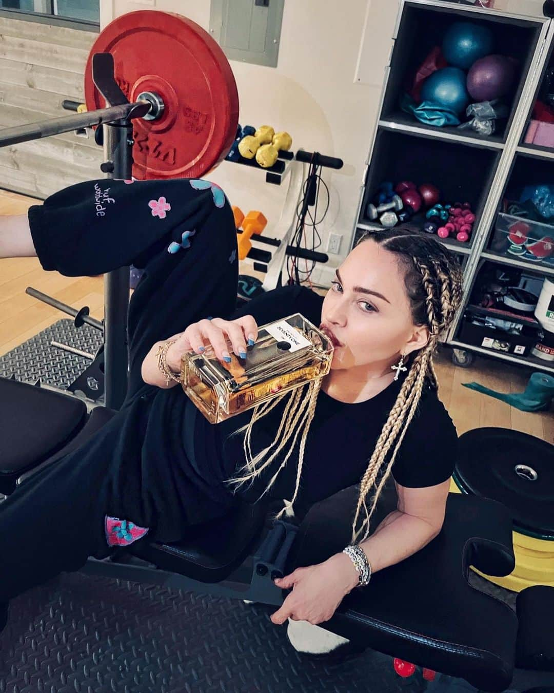 マドンナさんのインスタグラム写真 - (マドンナInstagram)「Today’s Workout   🏋️‍♀️🏋🏽‍♂️🍹  @seventyonegin    @mertalas  Also….. Go stream Madame ❌tra Q&A on @paramountplus」11月19日 7時42分 - madonna