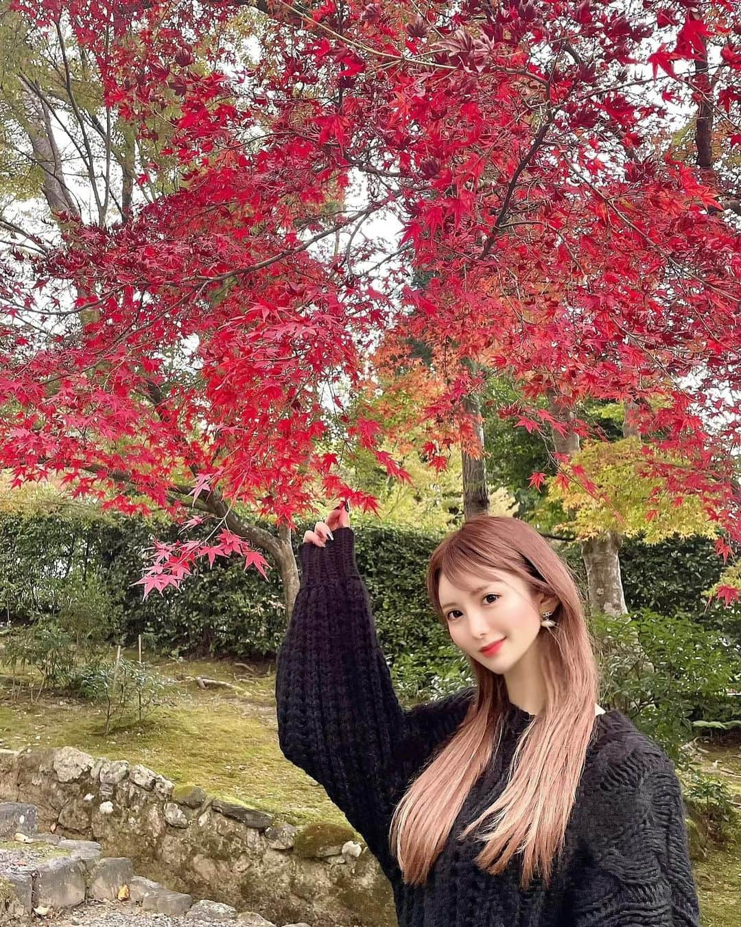 さとみのインスタグラム：「. . 紅葉を見に京都へ行ってきたよ〜🍁🍁 綺麗で癒された🥰✨  神社とお寺巡りをして たくさんパワーをいただいてきたよ💓  #紅葉#紅葉スポット #京都 #京都観光 #旅行  #清水寺 #天龍寺 #二尊院」