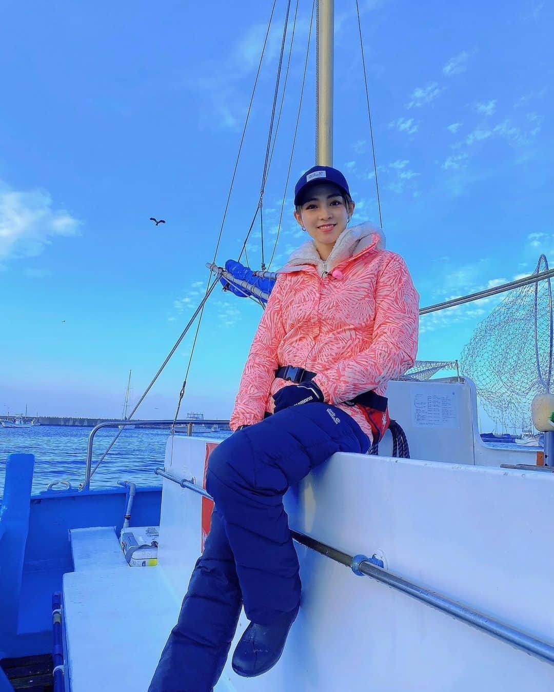 利水翔のインスタグラム：「. 今回のウェアーは ピンクのJack wolfskin🎀☺️ ⁡ 船の上🚢は大分寒いので 中にフリースも着てます✨ ⁡ そろそろカイロも出番かな？🤔🤍 ⁡ ⁡ ⁡ ⁡ ⁡ ⁡ ⁡ ⁡ ⁡ ⁡ #enjoy #smile #ootd #happy ⁡#jackwolfskin #wear #winter #fishing #cold #mountain  #outdoor」